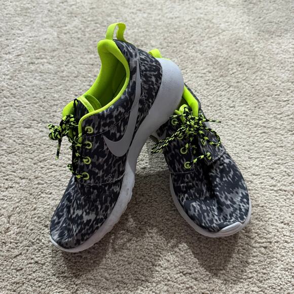 Nike Roshe Run Gray Camo w/ Neon Green Sneakers Women's Size 7.5 Running Shoes - Picture 1 of 11